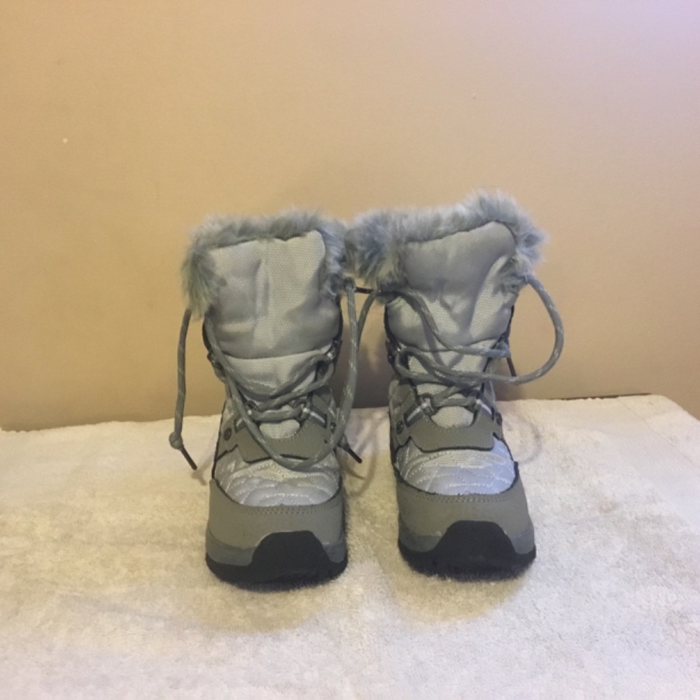 Little girls bear paw snow boots